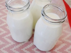 Lược hỗn hợp này qua rây loại bỏ lợn cợn (cách này làm sữa chua uống mịn trông ngon hơn). Đổ sữa vào các hũ, xếp các hũ vào nồi. Nấu 1 nồi nước sôi khoảng 50 độ C. Đổ vào ngập 1/3 hũ sữa chua. Đậy nắp lại. Lò nướng làm nóng 50 độ C là tắt lò. Cho nồi sữa chua vào ủ 5-6 tiếng là sữa vừa lên men đủ độ. Bạn lấy các hũ sữa chua ra, lau khô xếp vào tủ lạnh dùng dần.