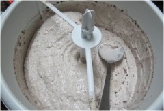 Tiếp theo, cho 300ml sữa tươi, 400ml kem whipping, 100ml sữa đặc có đường, 100ml nước cốt dừa, đậu đỏ đã nguội vào hỗn hợp trên và khuấy đều.
