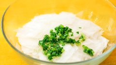 Bánh tráng bạn cắt nhỏ 200gr tùy theo ý thích vào tô lớn. Tiếp theo bạn cho 50gr mỡ hành đã chế biến, sa tế tôm đã nguội, 20gr đậu phộng, 20gr hành phi, 10gr ruốc đỏ. Dùng bao tay thực phẩm trộn đều lên, để tăng độ hấp dẫn và đặc biệt cho món này, các bạn có thể cho thêm 20gr ớt bột vào nhé.