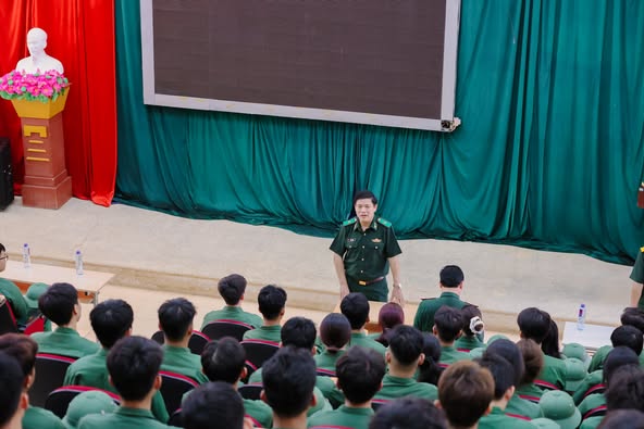 Vụ trưởng Vụ Giáo dục Quốc phòng và An ninh cùng Giám đốc Học viện Biên phòng thăm, nói chuyện với sinh viên Trường Đại học Tây Bắc