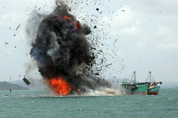 illegal fishing and violation of state border rights is sentenced to ship confiscation and sunk by the Indonesian government. Blue Economy Indonesia, Blue economy beginner guide. CarbonEthics Indonesia