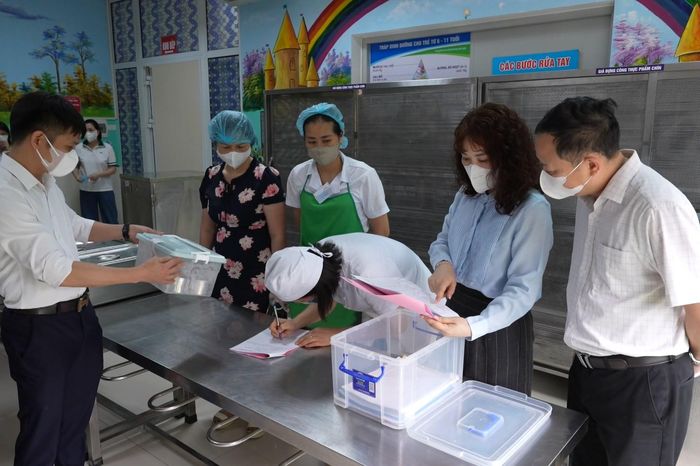 Phường Dương Nội giám sát chặt an toàn thực phẩm tại trường học - Đài Phát thanh và truyền hình Hà Nội