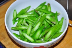 Măng tây rửa sạch, cắt lát chéo. Đun sôi nồi nước với 2g muối và 1 muỗng canh dầu. Thêm măng tây và đun sôi cho măng tây chín thì vớt măng ra tô.