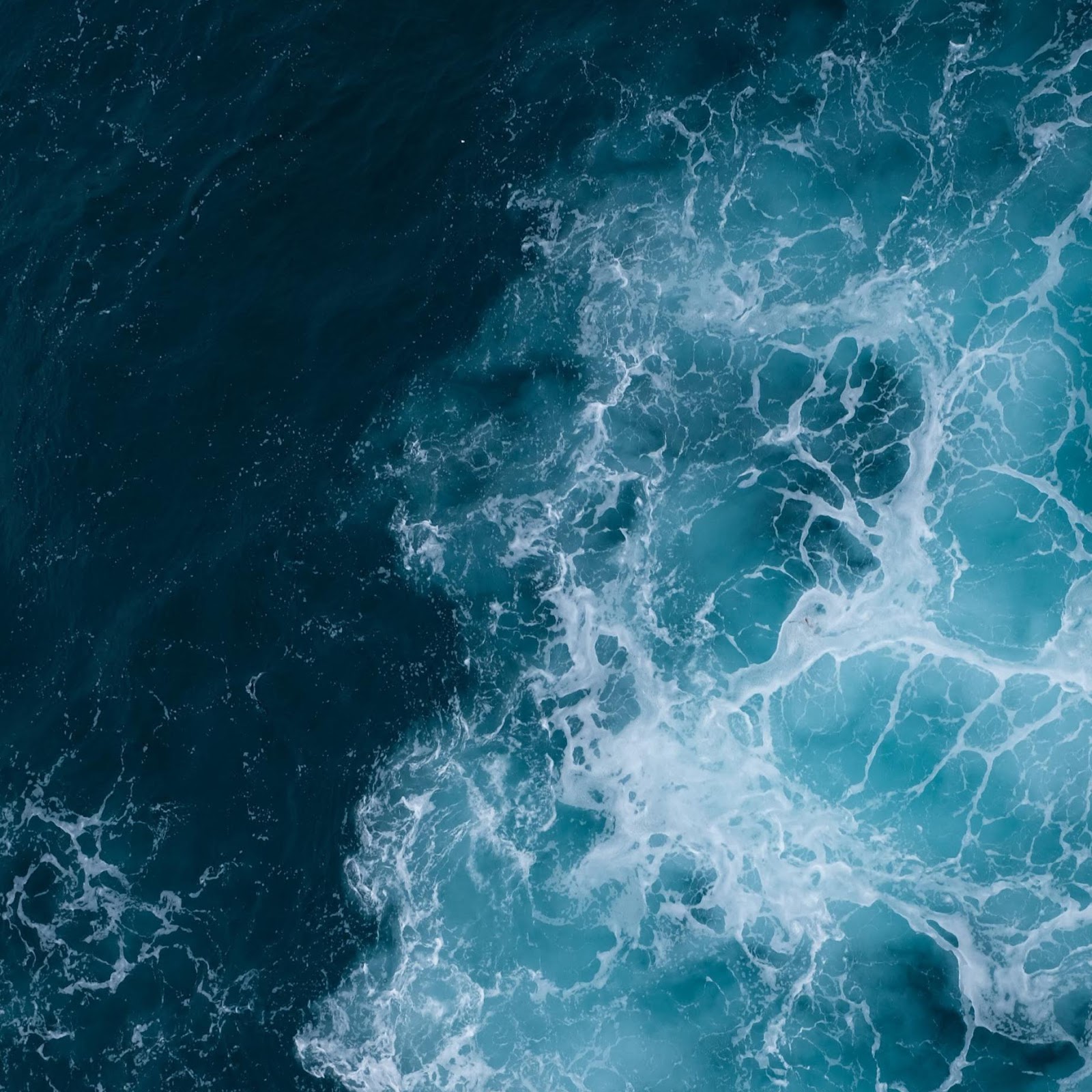 Download Deep Blue Crashing Ocean Waves 2K iPhone