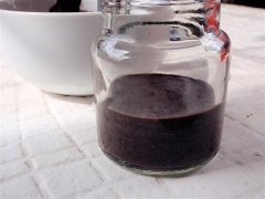 Đổ bánh đã trộn với sữa chua vào hũ hoặc cốc thủy tinh, đổ từng loại 1 để tạo thành 2 lớp màu khác nhau, rồi cho vào tủ lạnh để 2 lớp hơi cứng dẻo lại.
