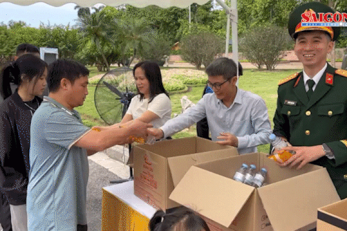 Tặng 45.000 suất nước, sữa, bánh mì cho người dân vào Lăng viếng Bác - Báo Sài Gòn Giải Phóng