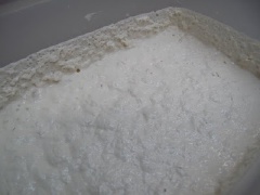 Bột làm bánh bò khi ủ nở phồng rồi sẽ tự xẹp xuống lại. Cho vào hỗn hợp mới nấu xong, hòa thêm nước muối ấm đã pha ở trên. Dùng rây lại bột để bột mịn hơn. Sau đó đem ủ tiếp ít nhất 30 phút đến 1 tiếng đồng hồ.