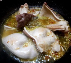 Khìa bao tử heo: Cho dầu ăn vào chảo, dầu nóng để bao tử vào áp chảo đều cả 2 mặt (có thể cắt bao tử làm 4 cho dễ khìa & dễ thấm gia vị). Sau đó cho nước mía vào xâm xấp bao tử, nấu với lửa nhỏ đến khi nước mía rút hơi cạn thì cho nước ép thơm vào, lúc này nêm nếm lại gia vị cho vừa khẩu vị nhà. Cứ khìa như vậy cho đến lúc nước cạn sệt, bao tử chuyển sang màu vàng nâu là được (trong lúc khìa nhớ luôn trở mặt để các miếng bao tử thấm đều gia vị).