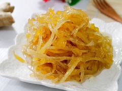 Chờ mứt nguội cho ra đĩa là có thể mang ra mời khách thưởng thức ngay hoặc cho vào hũ đậy nắp kín dùng dần. Mứt gừng thơm dẻo ngọt với những củ gừng tươi cắt sợi, ngào đường cùng thơm cắt nhỏ hạt lựu cho món mứt dẻo thơm, vàng vàng bắt mắt, đem đến nhiều may mắn cho ngày Tết.