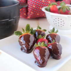 Bạn có thể để dâu tây trong ngăn đá trước 30 phút để khi nhúng, sốt chocolate sẽ nhanh đông hơn. Để sốt hơi nguội 1 chút là bạn bắt đầu nhúng dâu tây vào sốt nhé. Xếp dâu để ráo ngay ngắn trên khay.