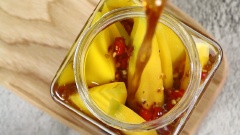Tiệt trùng hủ thủy tinh bằng nước sôi, để ráo, lau khô bằng khăn sạch. Xếp xoài vào hủ, đổ nước mắm ngập xoài. Sau 2 tiếng có thể sử dụng được. Bảo quản trong tủ lạnh để được lâu và ngon hơn. Cách ngâm xoài non này thật đơn giản phải không. Lâu lâu làm để dành cho gia đình sẽ rất tốt đó.