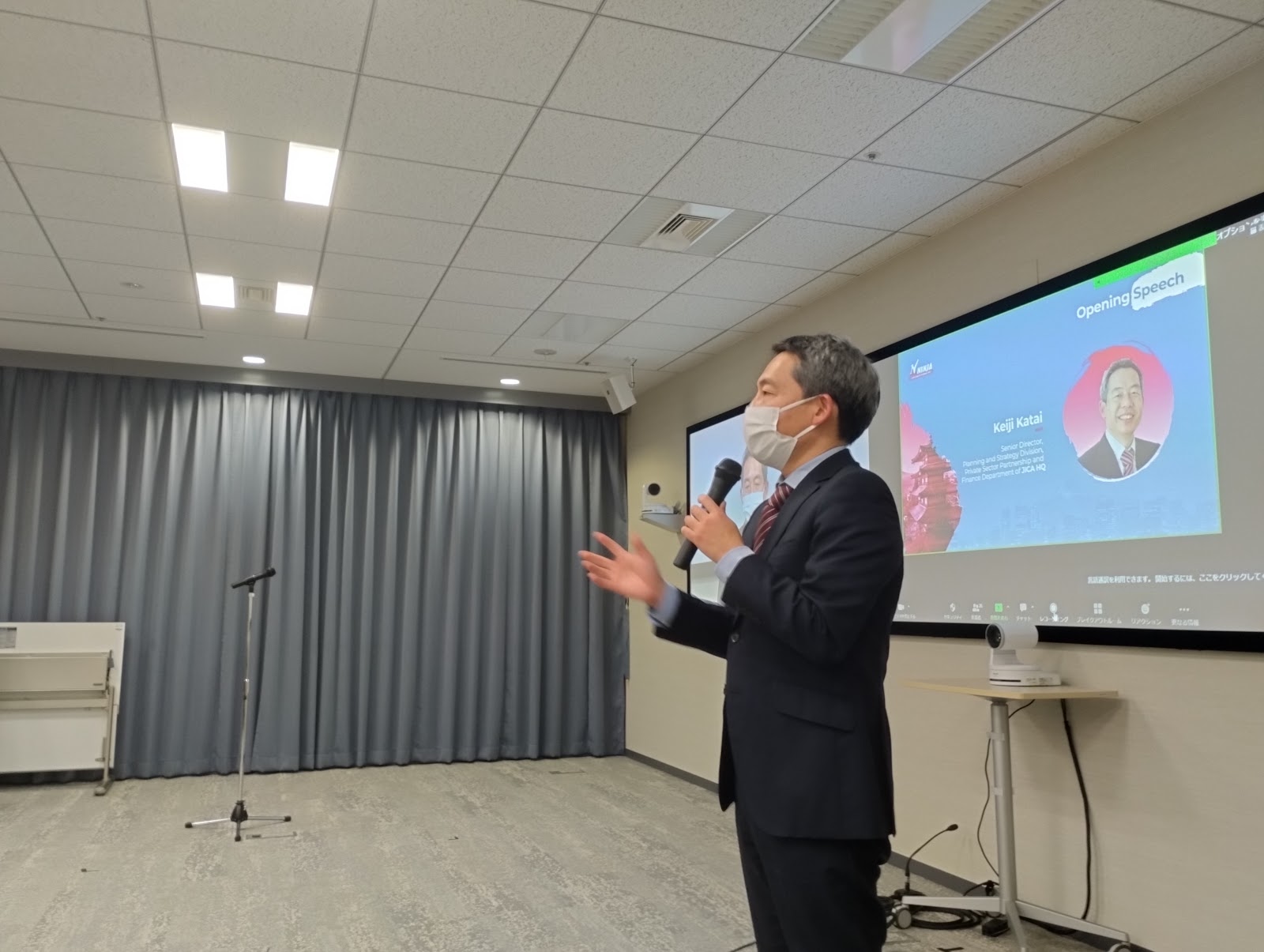 Keiji Katai of JICA opening JICA Japan Demo Day in suits with a microphone