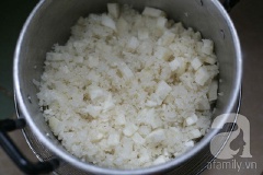 Cho gạo nếp, khoai mì vào nồi, đổ ngập nước, nấu chín.