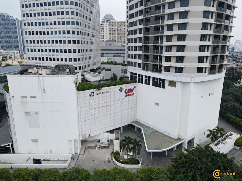 <p>Indochina Plaza Hanoi (IPH) là dự án tổ hợp gồm trung tâm thương mại & giải trí, căn hộ cao cấp và văn phòng sang trọng theo tiêu chuẩn hạng A do Indochina Land làm chủ đầu tư. IPH sở hữu kiến trúc và thiết kế sang trọng đạt tiêu chuẩn Quốc tế cùng hệ thống tiện ích đẳng cấp hứa hẹn mang tới một không gian sống và làm việc hiện đại, tiện nghi bậc nhất cho các khách hàng.</p>
<p>Tòa nhà IPH được xây dựng trên khu đất có diện tích 16.619m2 gồm 1 tòa tháp văn phòng 16 tầng và 2 tòa tháp căn hộ (cao 31 và 35 tầng) có chung khối đế là trung tâm thương mại & dịch vụ cao 5 tầng cùng với 2 tầng hầm gửi xe.</p>