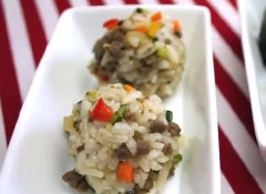 Múc cơm vào lòng bàn tay, nắm chặt, cho ra đĩa là xong rồi. Giờ chỉ việc mời cả nhà thưởng thức nào!