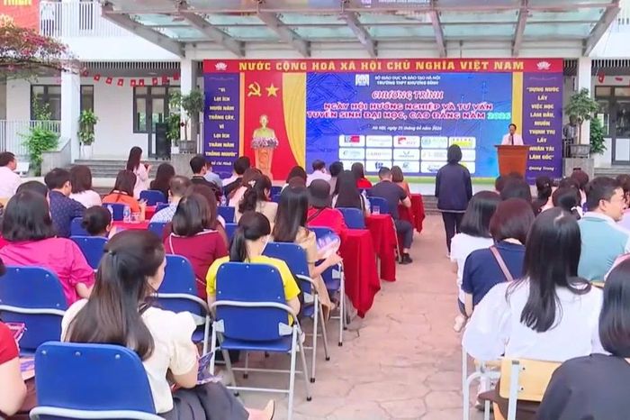Chủ động hướng nghiệp cho học sinh trước mùa tuyển sinh - Đài Phát thanh và truyền hình Hà Nội