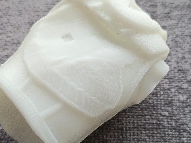 Anycubic Standard Beyaz UV Reçine ile baskı alınmış karekter figürünün ceketindeki elbise ve işleme detayları