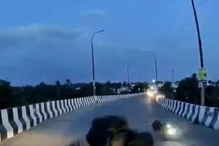 Nam thanh niên đi xe máy lao sang làn ngược chiều, đâm trực diện SUV văng lên không - Tạp chí Doanh Nghiệp Việt Nam