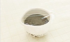 Cho hỗn hợp bột mì, bột cacao vào cốc. Dùng màng bọc thực phẩm, bọc miệng cốc lại.