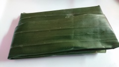 Trải miếng lá ra mâm, thoa xíu dầu ăn lên lá rồi múc lưng muỗng canh bột lên, múc nhân lên dàn đều ra, gấp 2 mép dọc của lá rồi đến gấp 2 đầu ta được cái bánh hình chữ nhật. Dùng bàn tay ấn lên bánh cho bột dàn mỏng ra để khi hấp xong bánh sẽ có gốc cạnh.