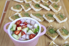 Bánh mì nướng sốt thịt băm với những miếng bánh mì nhỏ nhỏ, xinh xinh, được nướng chín cùng hỗn hợp sốt thịt băm béo ngon hấp dẫn. Đặc biệt thưởng thức cùng chén dưa ngâm chua ngọt hấp dẫn. Món này dùng cho bữa sáng rất ngon luôn nhé!