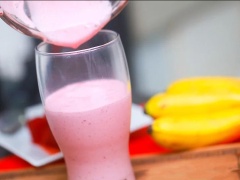 Chế sinh tố chuối mâm xôi bơ ra ly và chỉ cần thưởng thức. Sinh tố chuối mâm xôi bơ với sự kết hợp của ba loại trái cây có chứa nhiều chất dinh dưỡng, khoáng chất có tác dụng làm đẹp da và dáng. Chỉ cần uống thường xuyên món thức uống này bạn sẽ cảm nhận ngay hiệu quả đấy. Lưu lại cách làm sinh tố chuối mâm xôi bơ này ngay nhé.