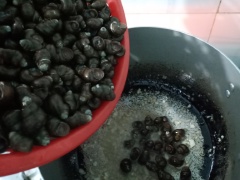 Phi thơm hành, củ nén, cho ốc vào xóc đều. Cho hỗn hợp gia vị đã pha ở trên vào, trộn đều. Cho tiếp sả, lá chanh, dừa, ớt vào. Cho thêm 1 ít nước luộc ốc vào để ốc không bị khô. Rim với lửa nhỏ trong 10 phút.