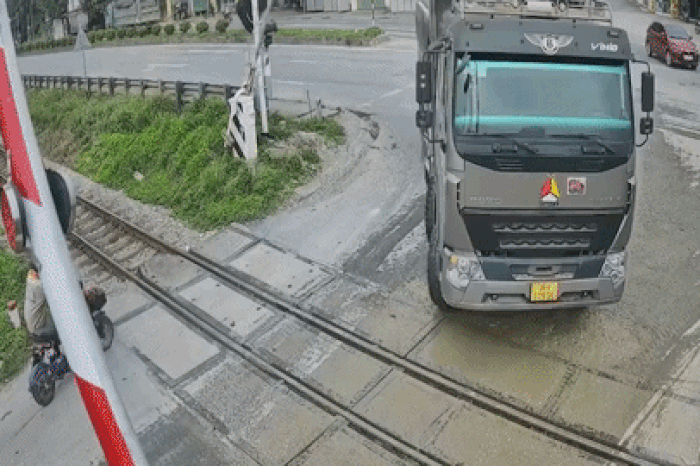 Tài xế xe tải cố vượt đường sắt lúc gác chắn đã hạ - Báo Tiền Phong