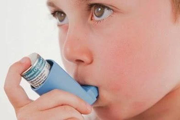 Trẻ dùng thuốc xịt hen kéo dài có ảnh hưởng đến phát triển chiều cao? - Báo Tri thức &amp; Cuộc sống