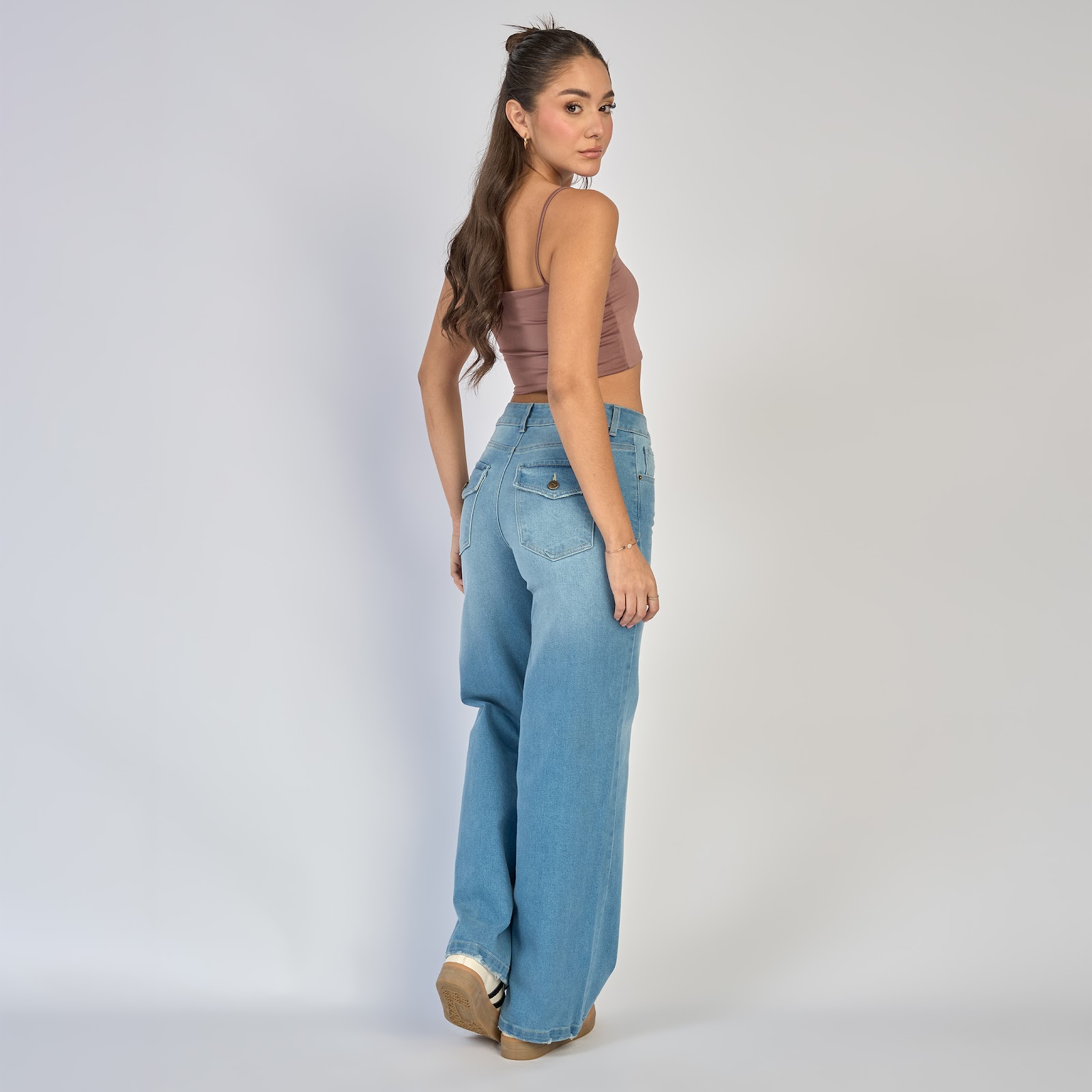 Jean wide leg tiro alto licrado con bolsillos de tapa color azul claro - Vista 3