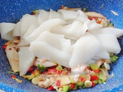 Đặt chảo lên bếp, cho vào 1 muỗng canh dầu, chờ dầu nóng cho hành đầu hành, hành tím, tỏi, ớt vào xào thơm. Sau đó cho mực vào xào nhanh với lửa hơi lớn. Cuối cùng nêm vào nước mắm, 1 muỗng canh ớt sa tế, 1 muỗng cà phê đường, 1/2 muỗng cà phê tiêu, 1 muỗng cà phê dầu hào vào, đảo đều cho ngấm gia vị, thêm tiêu và hành lá cắt khúc vào rồi tắt bếp.