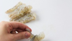 Chuẩn bị 1 chảo dầu, đun sôi. Tôm sửa sạch, bóc vỏ, bỏ chỉ đen,dùng khăn giấy thấm khô rồi khía tôm thành 3 khúc, mục đích của việc này là để lúc chiên, tôm sẽ được thẳng thớm. Sau đó nhúng tôm qua bột tempura rồi nhanh tay thả tôm vào chảo dầu.