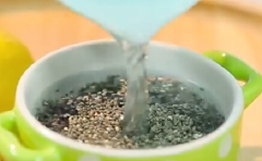 Đổ 100ml nước nguội vào hạt chia để hạt nở.