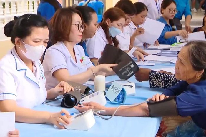 Khám sức khỏe miễn phí, cơ hội phát hiện bệnh sớm - Đài Phát thanh và truyền hình Hà Nội