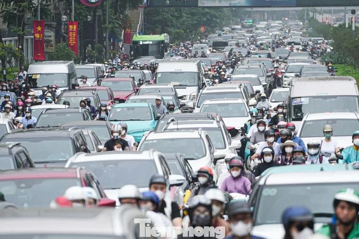 Giao thông hỗn loạn ngày đầu phân luồng nút La Thành - Nguyễn Chí Thanh - Báo Tiền Phong