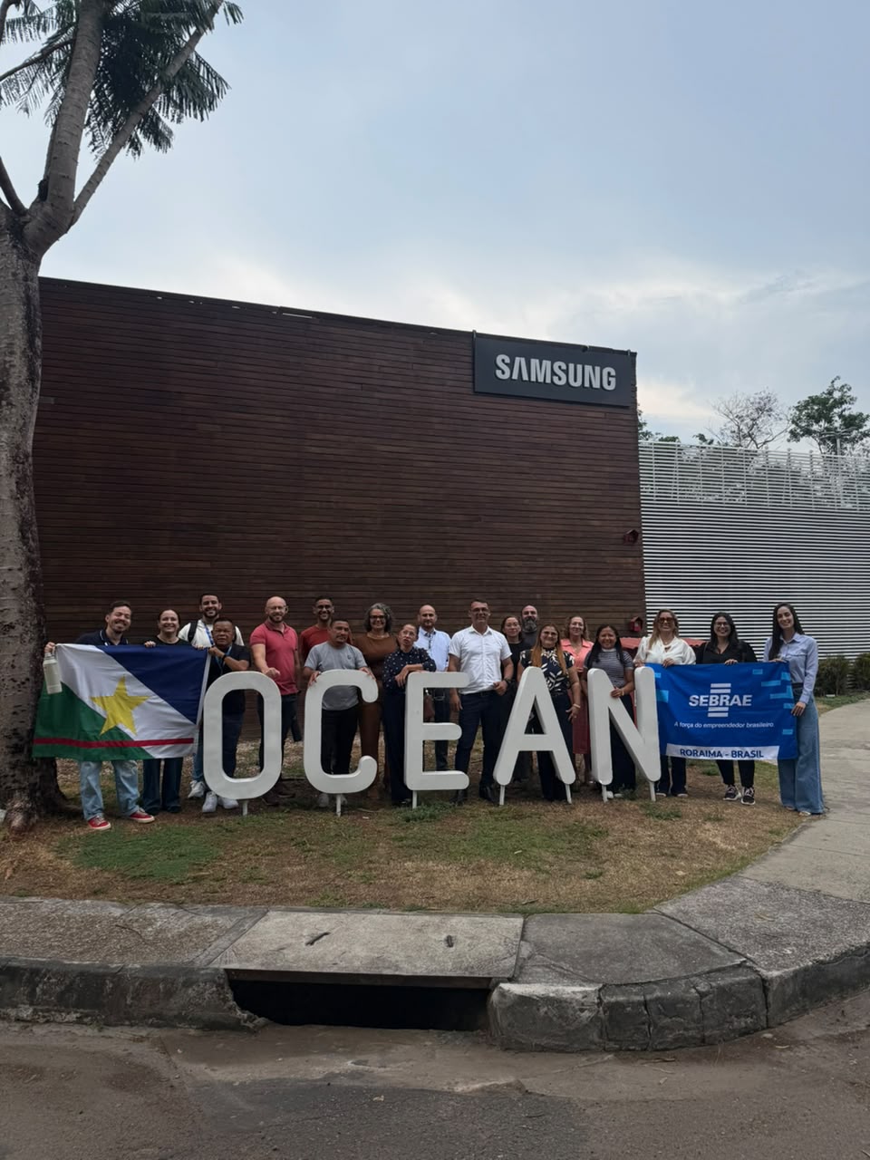 Grupo de representantes de faculdades de Roraima em reunião técnica sobre educação empreendedora em Manaus.