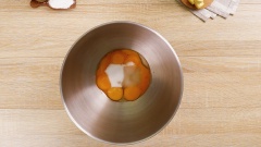 Trong thời gian nướng bánh, chúng ta tranh thủ làm sốt dầu trứng. Đánh bông 120g lòng đỏ cùng với 5g muối, 10g dấm và 40g đường cát. Sau đó cho từ từ 700ml dầu ăn vào, mỗi lần cho khoảng 20-30ml, đánh đều và tiếp tục cho vào cho tới khi hết lượng dầu đã đong. Bảo quản sốt ở nhiệt độ phòng.