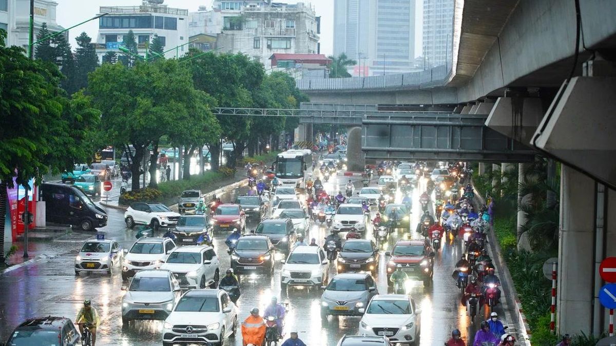 Mưa xối xả đúng giờ tan tầm, nhiều tuyến phố Hà Nội ngập cục bộ - Báo Tiền Phong