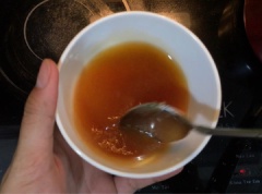 Pha nước trộn gỏiNguyên liệu nước trộn gỏi gồm: 2 muỗng canh đường3 muỗng canh nước mắm3 muỗng canh nước cốt chanhĐánh đều.