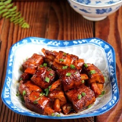Cho chả lụa chay ra đĩa, rắc thêm ít hành lá thái nhỏ và thưởng thức với cơm nóng. Chả lụa rim nước tương đậm đà thích hợp làm món chính cho bữa cơm gia đình bạn. Dùng làm món ăn chống ngán rất hiệu quả luôn nhé!