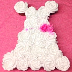Cho kem vào túi bóp kem, rồi trang trí vào từng bánh cupcake theo ý muốn.