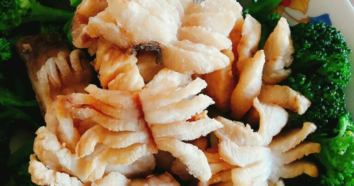 Ghẹ chiên sauce xì dầu salad bông cải xanh (cá lóc phủ bột chiên