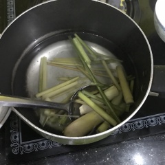 Sau đó vớt sả ra, đổ bột agar vào nồi, khuấy đều và đun sôi. Sau đó đổ rau câu vào khuôn. Để rau câu nguội và đông hẳn.