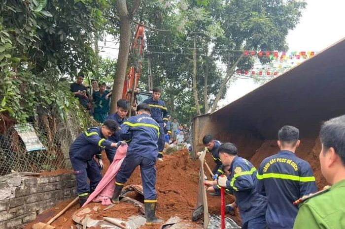 Nguyên nhân vụ xe đầu kéo lật đè ôtô, xe máy khiến hai người tử vong ở Phú Thọ - Báo Tri thức &amp; Cuộc sống