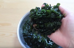 Ngâm rong biển trong nước để loại bỏ muối, để ráo, sau đó cắt thành miếng dễ ăn. Thịt bò rửa sạch, thái nhỏ, ướp với 1 muỗng canh nước tương, 1 muỗng cà phê dầu mè, 1/4 muỗng cà phê tiêu.