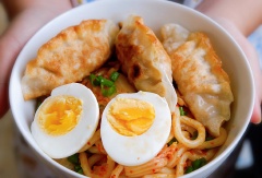 Trình bày ra tô cùng trứng luộc và bánh xếp chiên.