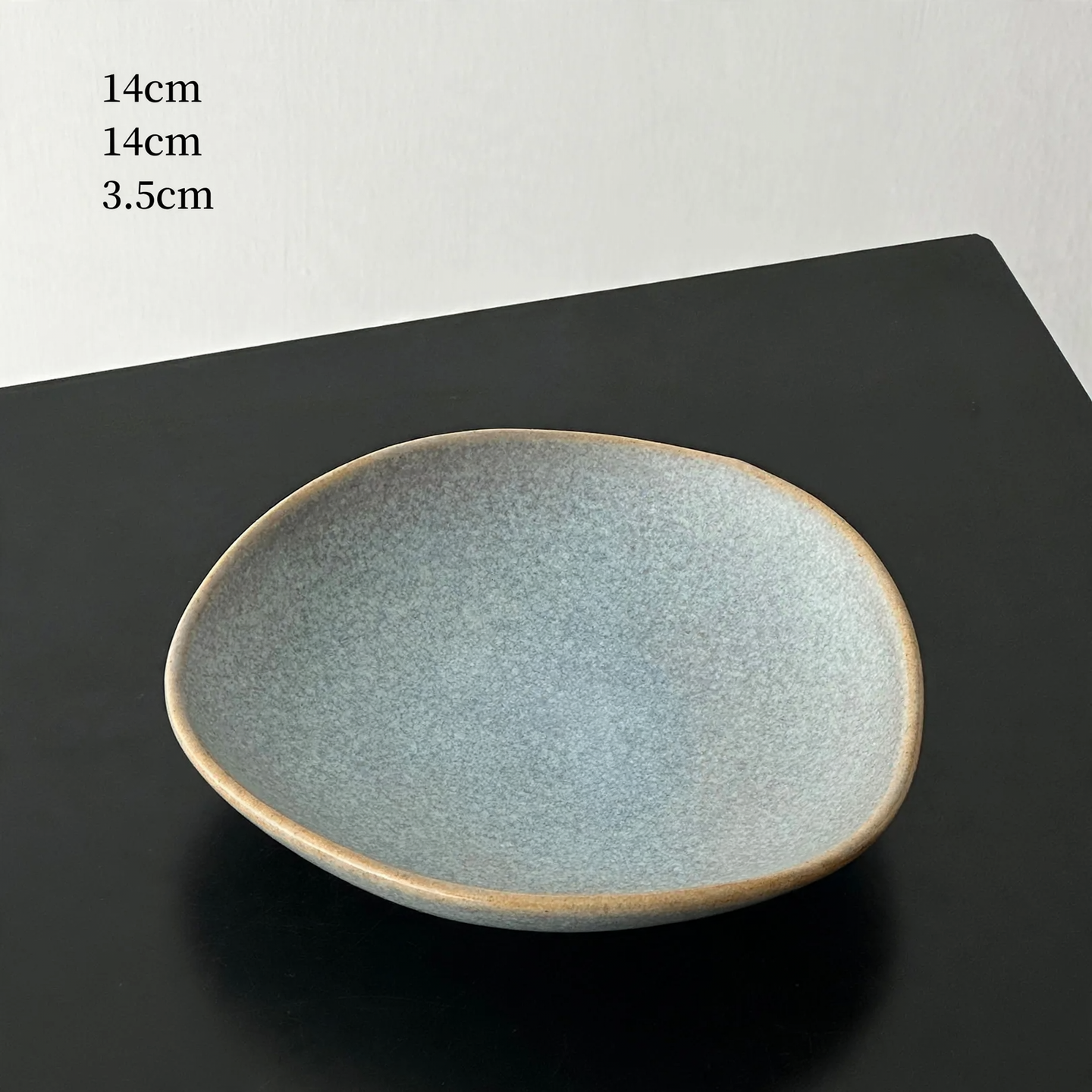 Round plastic tray, cream and black