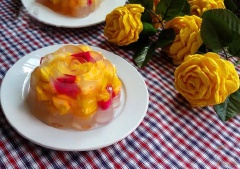 Bánh trung thu rau câu nhân trái cây với đầy đủ sắc màu: Vàng, đỏ, cam, trắng, ... giúp cho món bánh trông thêm bắt mắt. Các loại trái cây cắt nhỏ hạt lựu ăn mát ngọt cùng với rau câu dẻo dai dai thật thích. Hứa hẹn là món tráng miệng hấp dẫn và hút người ăn.