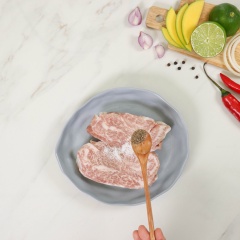 Ướp 250gr thịt má heo với 1 muỗng cà phê muối, 1/2 muỗng cà phê tiêu, 2 muỗng canh dầu oliu. Ướp 10 phút cho thịt thấm gia vị.