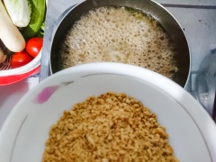 Đun nóng chảo dầu, phi thơm hành, tỏi, thêm nước me, dầu hào, đường, một muỗng cà phê hạt nêm vào đảo đều. Sốt sôi bùng, thêm đậu phộng vào tiếp tục đun với lửa nhỏ. Đến khi thấy sốt mịn là được.